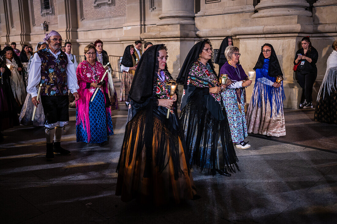 Die Parade des gläsernen Rosenkranzes oder Rosario de Cristal während der Fiestas del Pilar in Zaragoza, Spanien