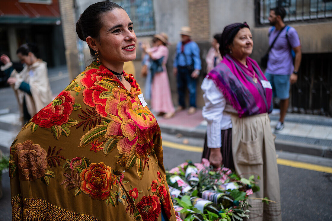 Die Darbringung von Früchten am Morgen des 13. Oktober während der Fiestas del Pilar in Zaragoza, Aragonien, Spanien