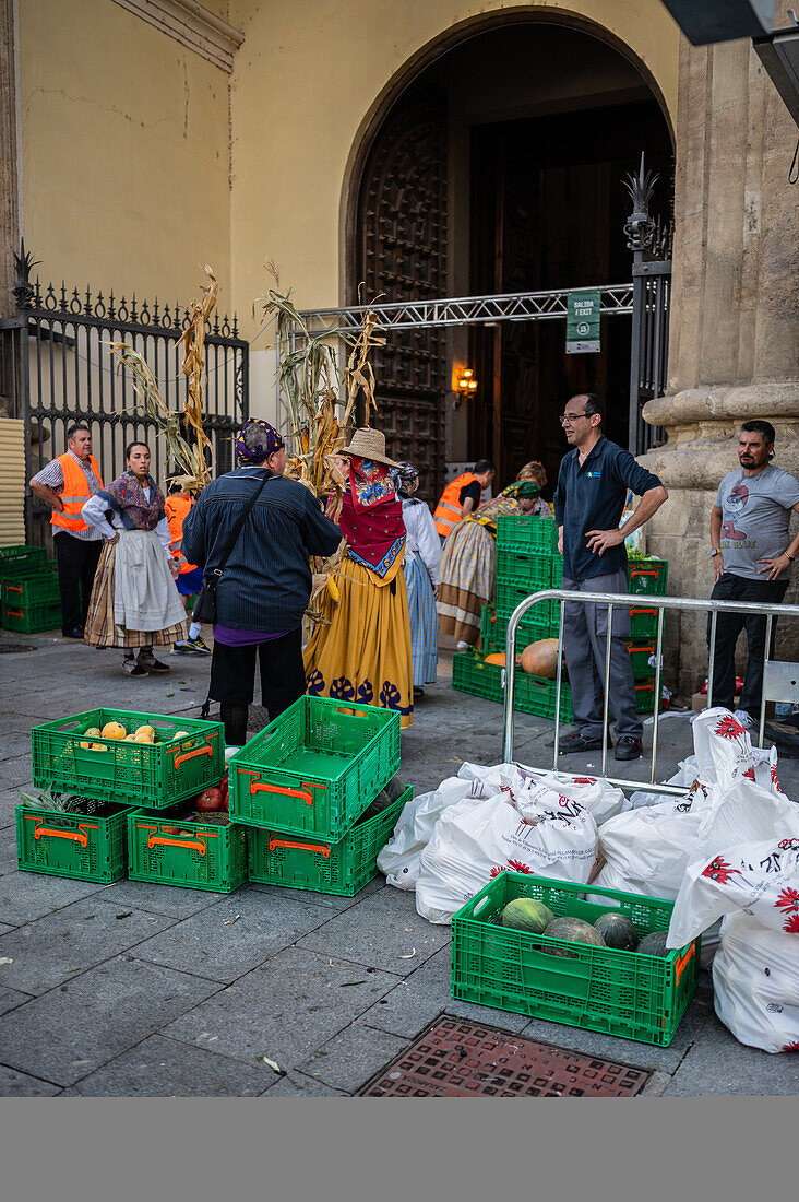 Lebensmittelspenden aus der Obstspende am Morgen des 13. Oktober während der Fiestas del Pilar, Zaragoza, Aragonien, Spanien