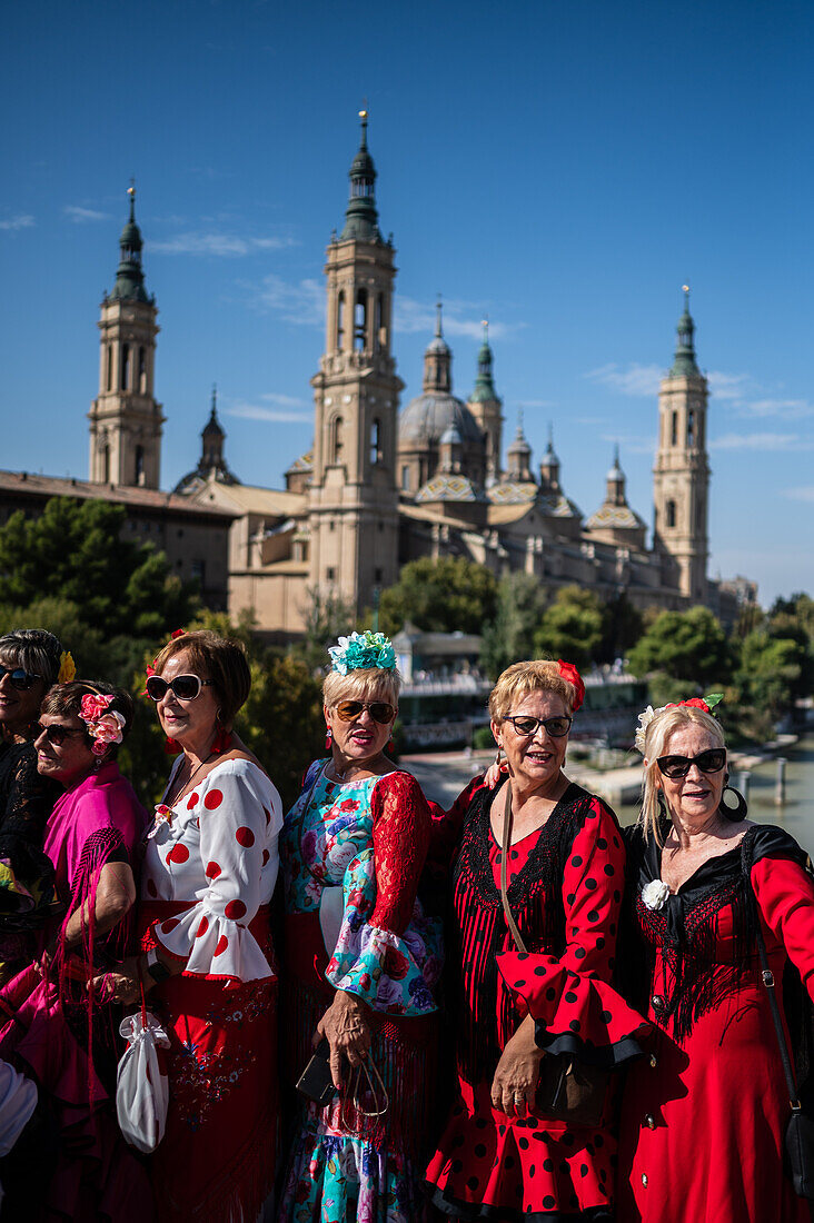 Gruppe aus Andalusien tanzt Sevillanas während der Darbringung von Früchten am Morgen des 13. Oktober während der Fiestas del Pilar, Zaragoza, Aragon, Spanien