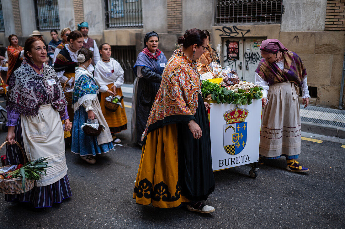 Die Darbringung von Früchten am Morgen des 13. Oktober während der Fiestas del Pilar, Zaragoza, Aragon, Spanien