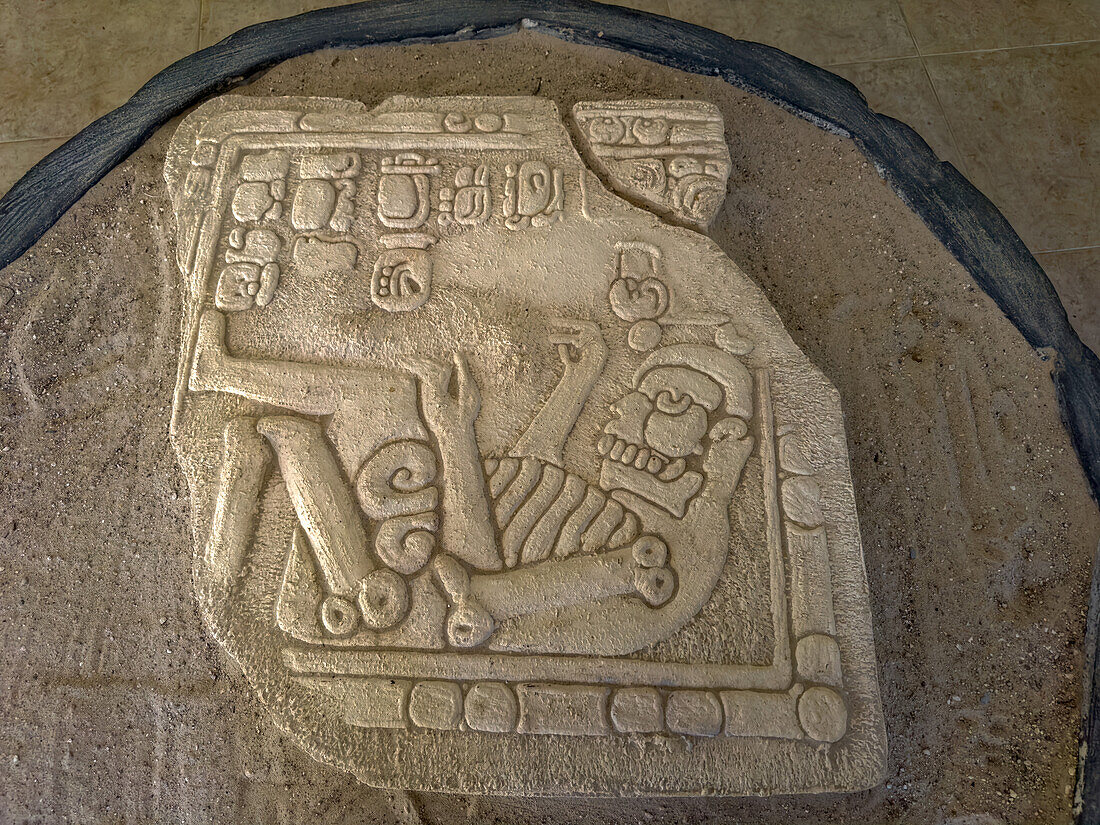 Replik des Museums Altar 1 im archäologischen Reservat von Xunantunich in Belize. Das Original befindet sich im Britischen Museum.