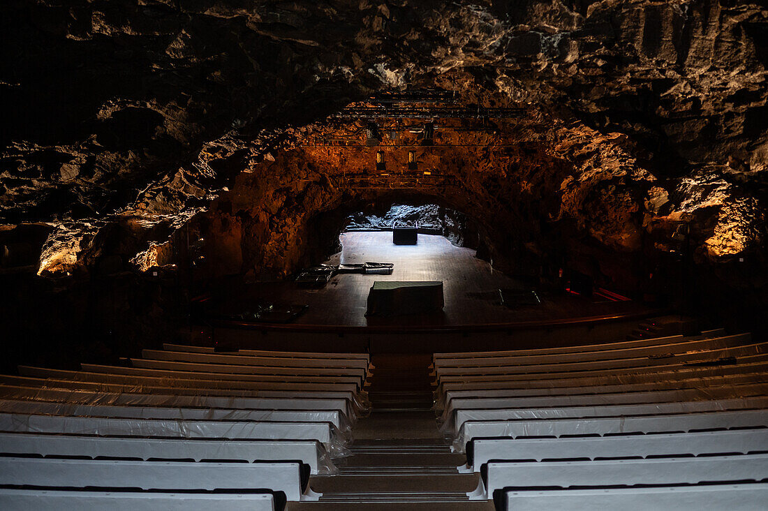 Auditorium in Jameos del Agua, einer Reihe von Lavahöhlen und einem Kunst-, Kultur- und Tourismuszentrum des einheimischen Künstlers und Architekten Cesar Manrique, Lanzarote, Kanarische Inseln, Spanien