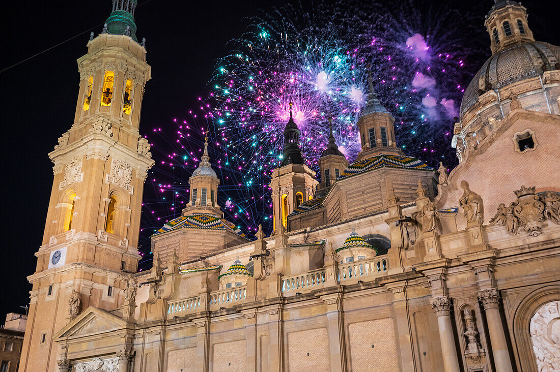 Das Feuerwerk gibt den Fiestas del Pilar in Zaragoza, Spanien, den letzten Schliff