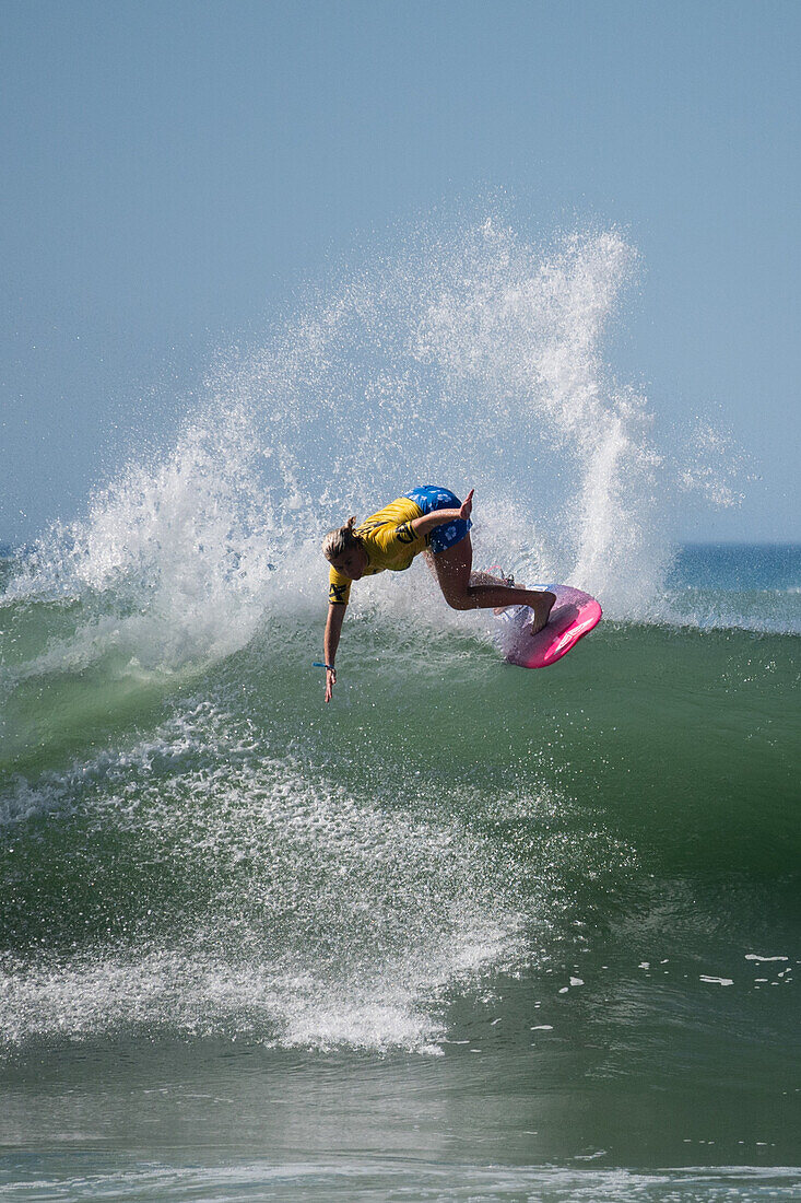 Die Australierin Dimity Stoyle beim Quiksilver Festival in Capbreton, Hossegor und Seignosse, bei dem 20 der besten Surfer der Welt, die von Jeremy Flores ausgewählt wurden, im Südwesten Frankreichs gegeneinander antreten.