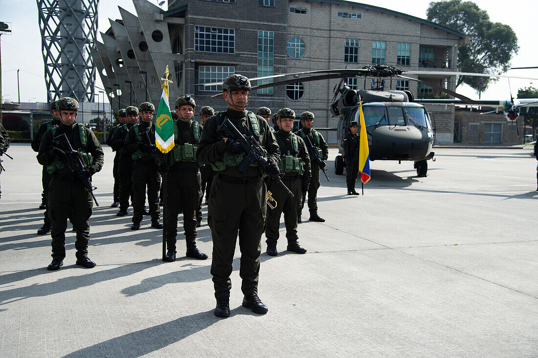 Beamte der kolumbianischen Drogenpolizei während einer Veranstaltung auf dem CATAM-Luftwaffenstützpunkt in Bogota, bei der die Botschaft der Vereinigten Staaten von Amerika in Kolumbien am 27. September 2023 drei Lockheed Martin UH60 Black Hawks zur Verbesserung der Drogenbekämpfung übergab.