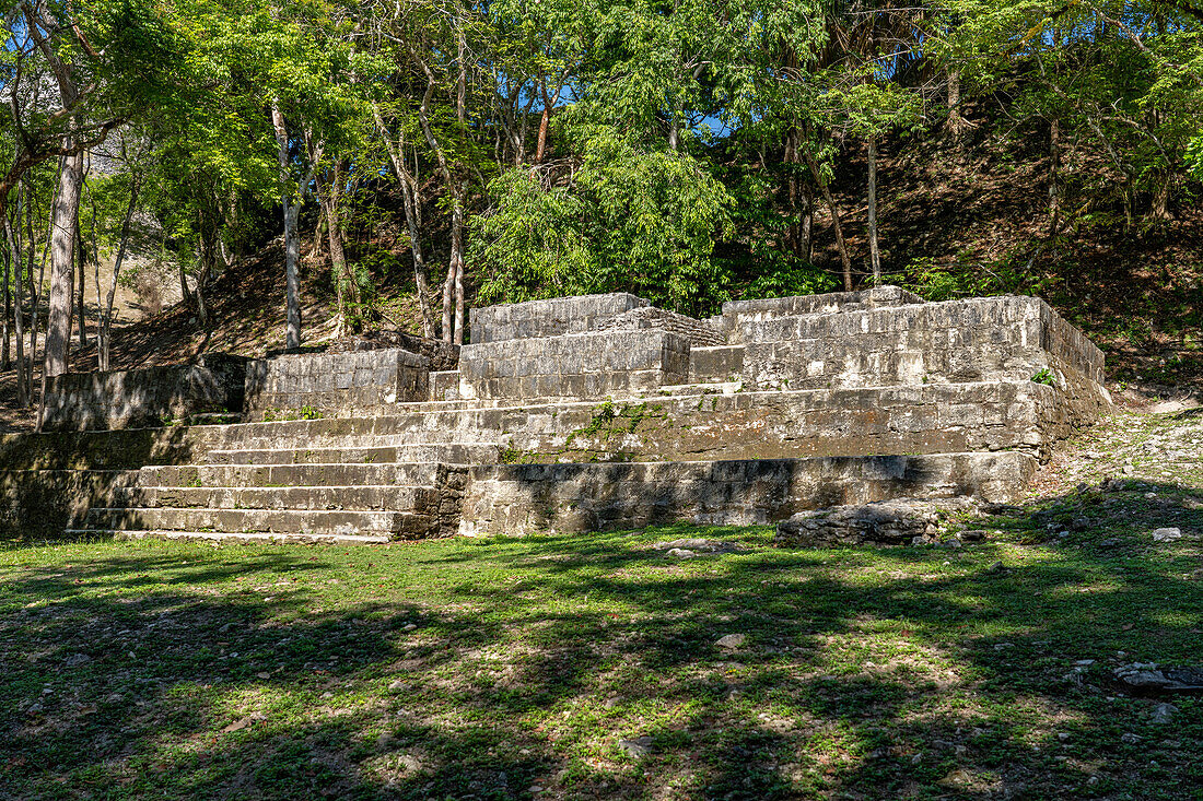 Teilweise restaurierte Struktur A-15 am Eingang zu den Maya-Ruinen im archäologischen Reservat Xunantunich in Belize.