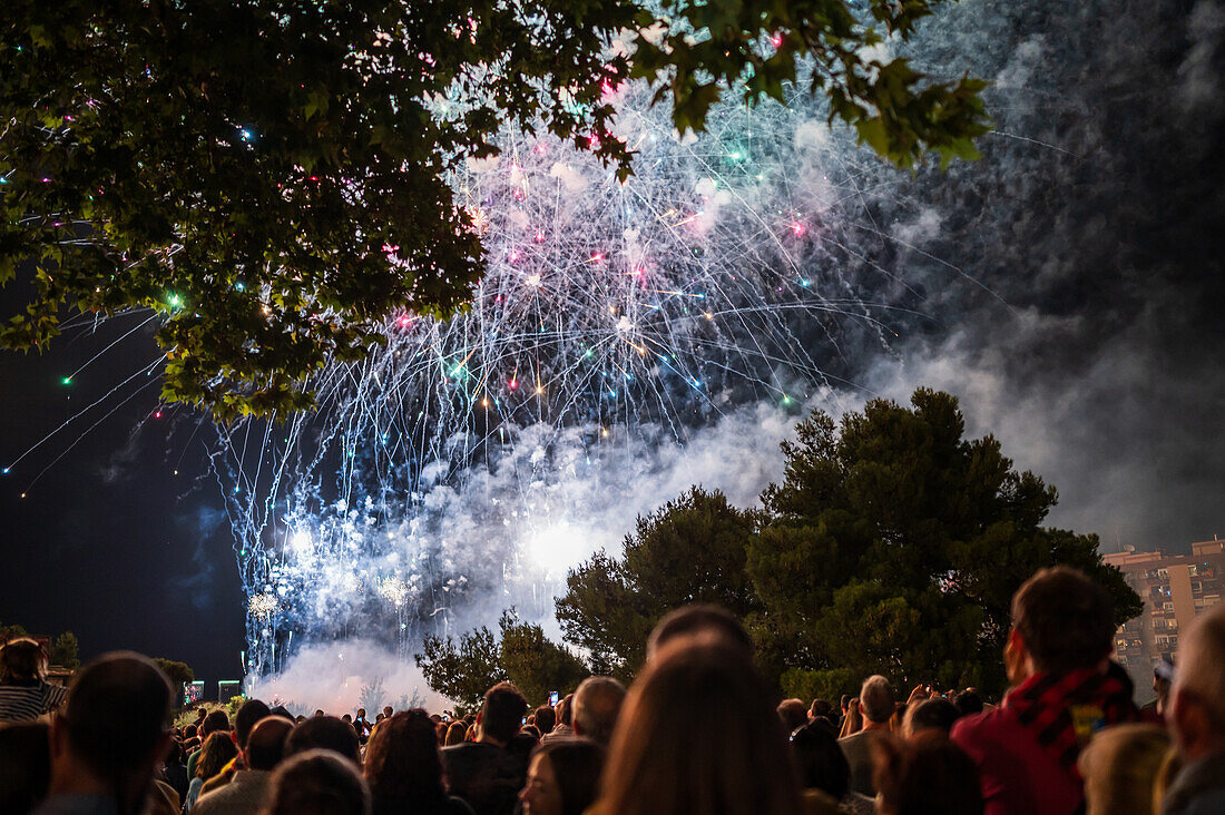 Das Feuerwerk gibt den Fiestas del Pilar in Zaragoza, Spanien, den letzten Schliff