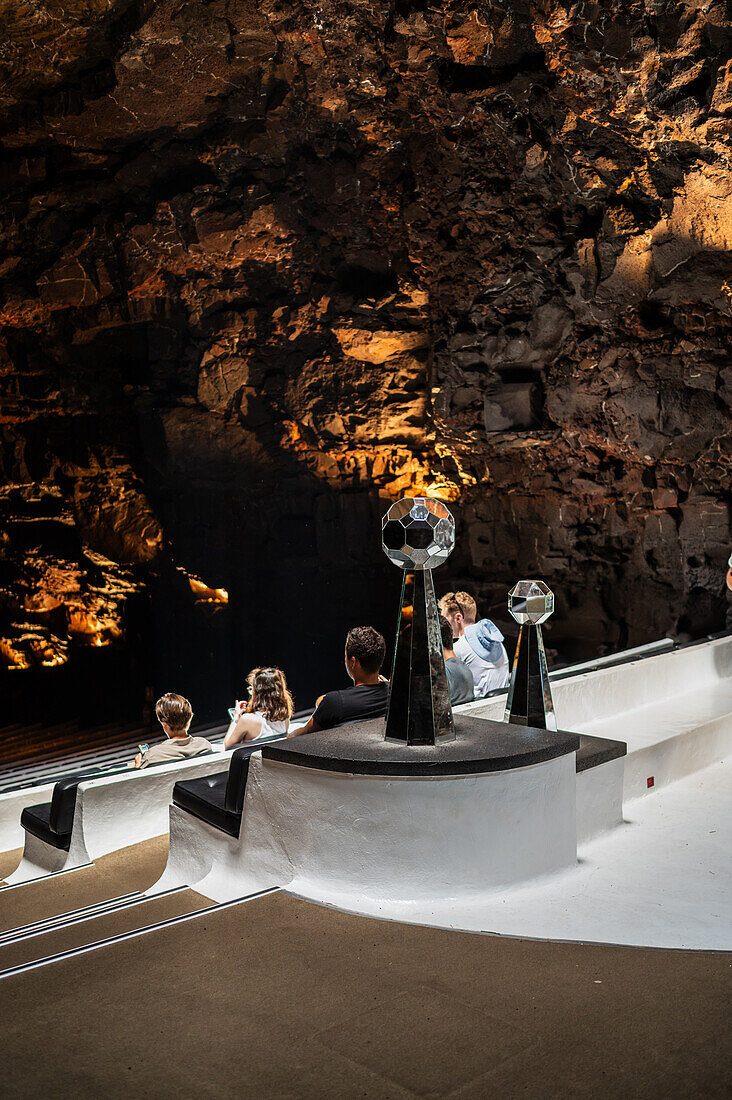 Auditorium in Jameos del Agua, einer Reihe von Lavahöhlen und einem Kunst-, Kultur- und Tourismuszentrum, das von dem lokalen Künstler und Architekten Cesar Manrique geschaffen wurde, Lanzarote, Kanarische Inseln, Spanien