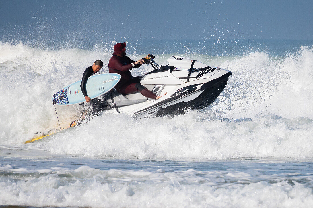 Quiksilver Festival in Capbreton, Hossegor und Seignosse, mit 20 der besten Surfer der Welt, die von Jeremy Flores ausgewählt wurden, um im Südwesten Frankreichs gegeneinander anzutreten.