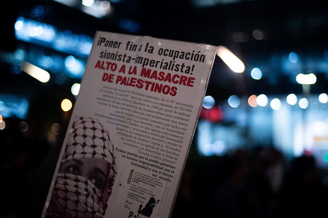 Palästina-Anhänger demonstrieren am 10. Oktober 2023 vor der israelischen Botschaft in Bogota, Kolumbien, und schwenken palästinensische Fahnen und Banner.