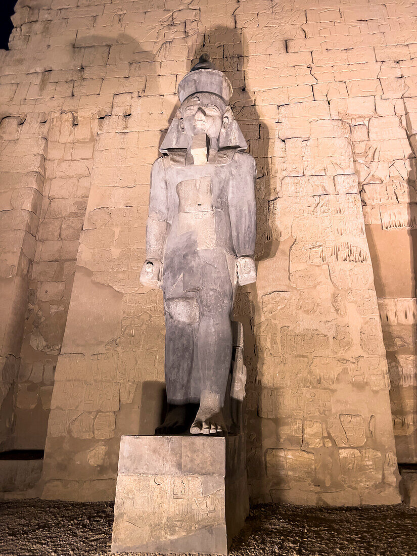 Der Luxor-Tempel bei Nacht, ein großer altägyptischer Tempelkomplex, erbaut um 1400 v. Chr., UNESCO-Weltkulturerbe, Luxor, Theben, Ägypten, Nordafrika, Afrika