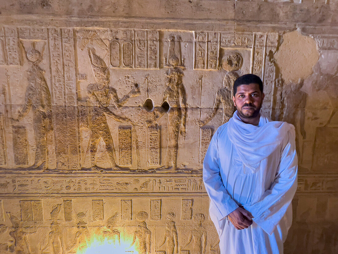 Ein ägyptischer Mann in einem der Satellitengebäude des Dendera-Tempelkomplexes, Ägypten, Nordafrika, Afrika