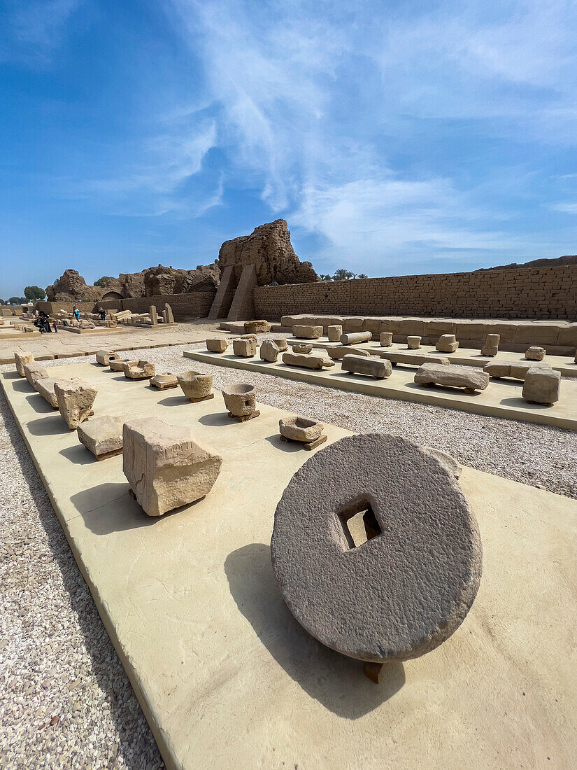 Tor des Domitian und Trajan, Nordeingang des Hathor-Tempels, Dendera-Tempelkomplex, Dendera, Ägypten, Nordafrika, Afrika