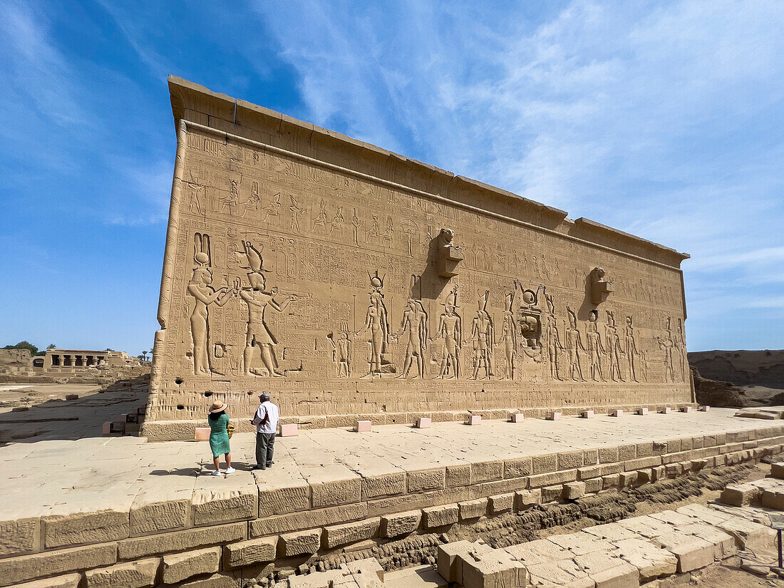 Reliefs von Kleopatra VII. und ihrem Sohn von Julius Caesar, Caesarion im Dendera-Tempelkomplex, Dendera, Ägypten, Nordafrika, Afrika