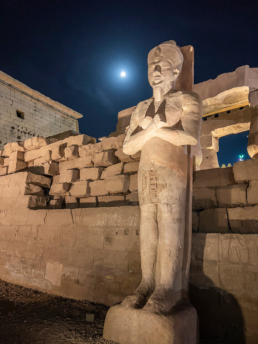 Der Luxor-Tempel bei Vollmond, erbaut um 1400 v. Chr., UNESCO-Welterbe, Luxor, Theben, Ägypten, Nordafrika, Afrika