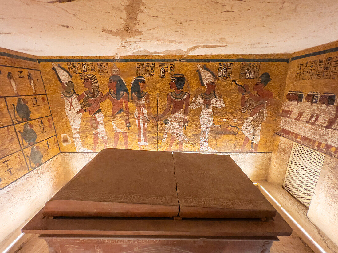 Reliefs und Malereien im Grab des Tutanchamun, mit seinem Sarkophag in der unteren Mitte, Tal der Könige, UNESCO-Welterbe, Theben, Ägypten, Nordafrika, Afrika