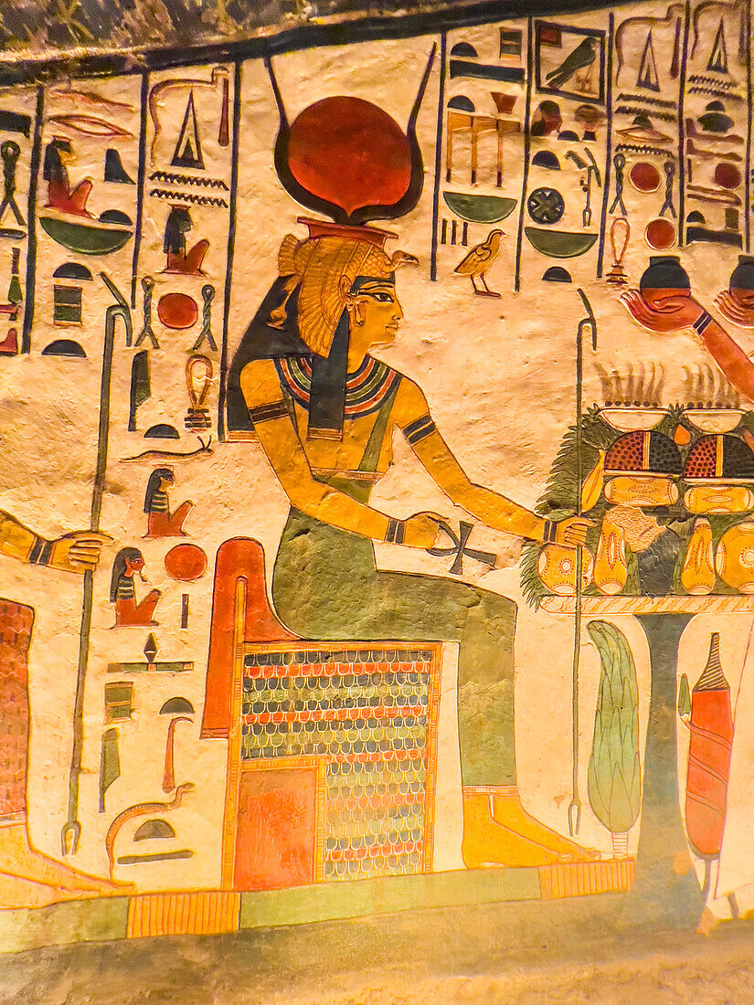 Reliefs und Malereien im Grab der Nefertari, der Großen Gemahlin von Pharao Ramses II., Tal der Königinnen, UNESCO-Welterbe, Theben, Ägypten, Nordafrika, Afrika