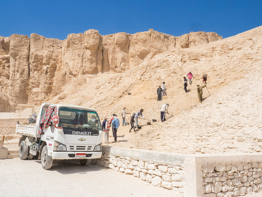 Arbeiter bei der Ausgrabung einer neuen Stätte im Tal der Könige, wo 500 Jahre lang Gräber für Pharaonen ausgehoben wurden, Theben, Ägypten, Nordafrika, Afrika