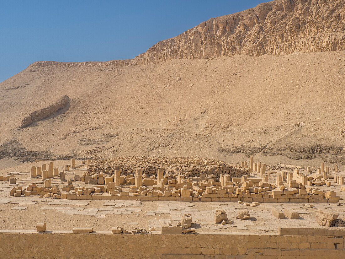 Blick vom Hathor-Heiligtum auf der oberen Terrasse des Totentempels der Hatschepsut in Deir al-Bahri, UNESCO-Welterbe, Theben, Ägypten, Nordafrika, Afrika