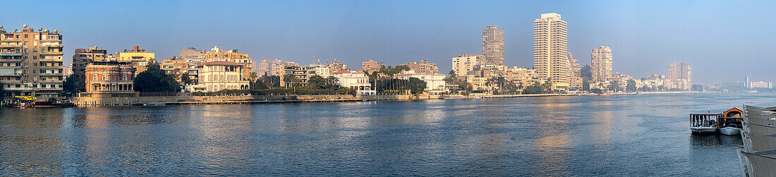 Panoramablick auf die Uferpromenade entlang des Westufers des Nils, Kairo, Ägypten, Nordafrika, Afrika