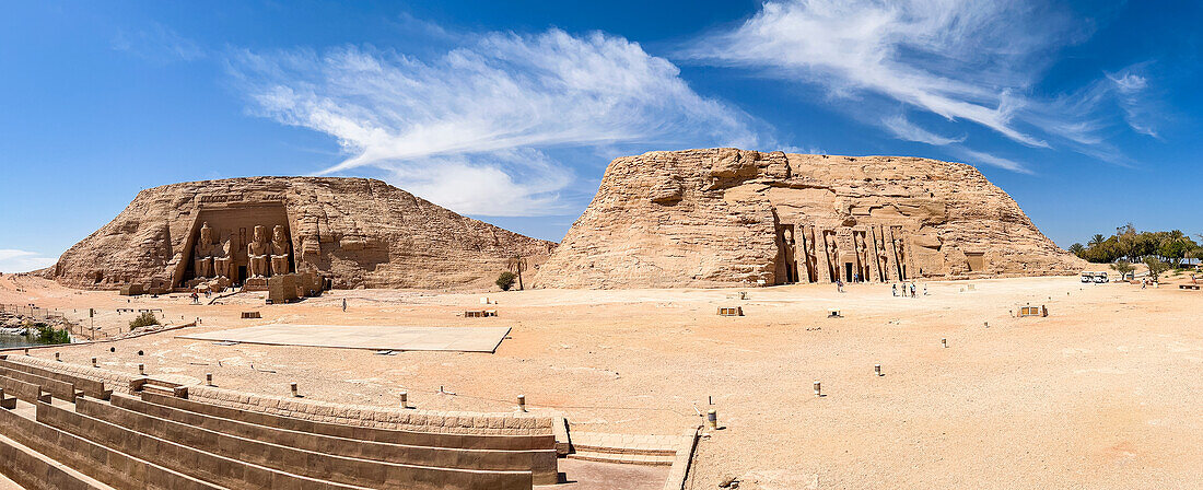 Panoramablick auf den Großen Tempel von Abu Simbel auf der einen und den Tempel der Hathor und Nefertari auf der rechten Seite, UNESCO-Welterbe, Abu Simbel, Ägypten, Nordafrika, Afrika