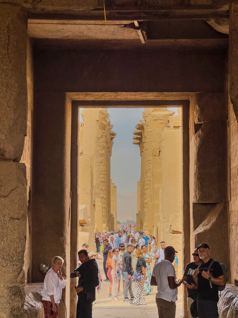 Die Große Hypostylhalle, Karnak-Tempelkomplex, eine große Mischung aus Tempeln, Pylonen und Kapellen, UNESCO-Welterbestätte, bei Luxor, Theben, Ägypten, Nordafrika, Afrika
