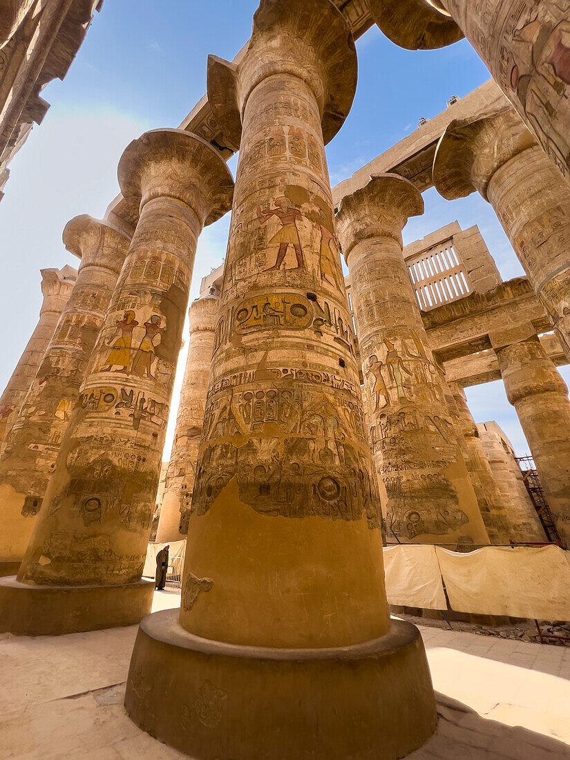 Die Große Hypostylhalle, Karnak-Tempelkomplex, eine große Mischung aus Tempeln, Pylonen und Kapellen, UNESCO-Welterbestätte, nahe Luxor, Theben, Ägypten, Nordafrika, Afrika