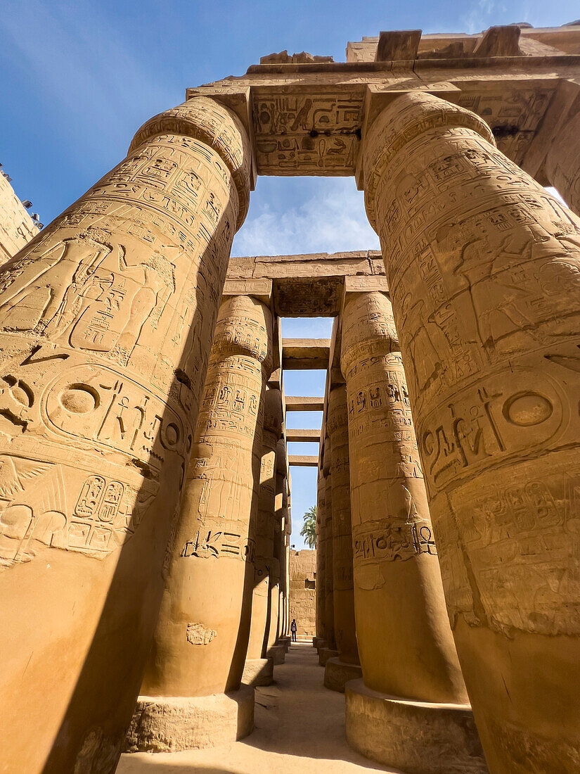 Die Große Hypostylhalle, Tempelkomplex von Karnak, eine riesige Mischung aus Tempeln, Pylonen und Kapellen, UNESCO-Welterbestätte, bei Luxor, Theben, Ägypten, Nordafrika, Afrika