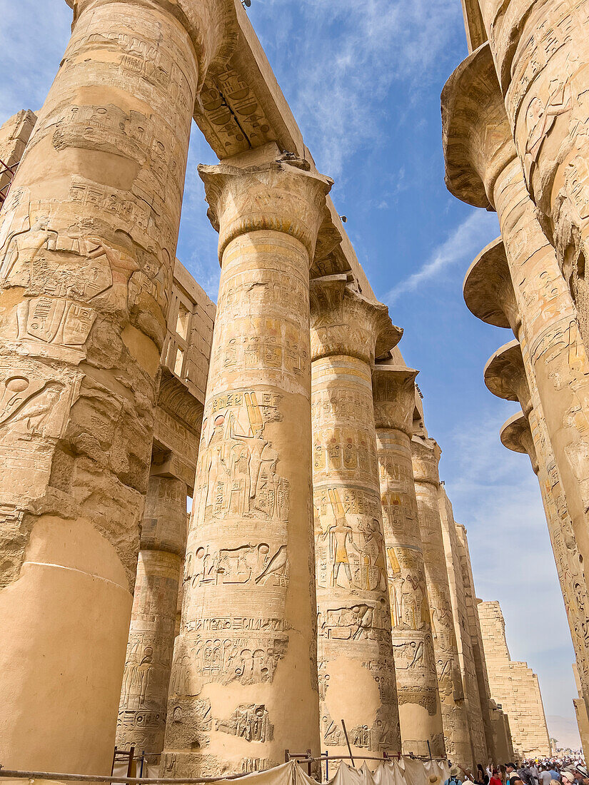Die Große Hypostylhalle, Karnak-Tempelkomplex, eine große Mischung aus Tempeln, Pylonen und Kapellen, UNESCO-Welterbe, bei Luxor, Theben, Ägypten, Nordafrika, Afrika