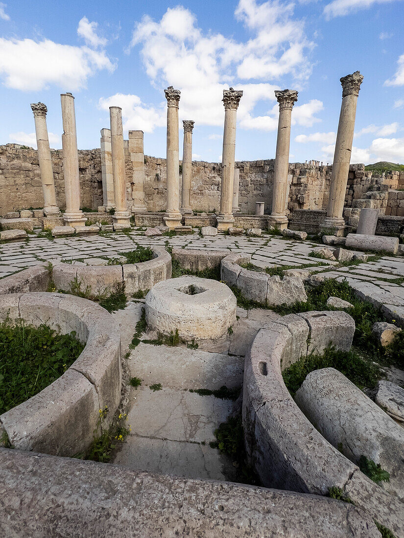 Säulen in der antiken Stadt Jerash, die vermutlich 331 v. Chr. von Alexander dem Großen gegründet wurde, Jerash, Jordanien, Naher Osten