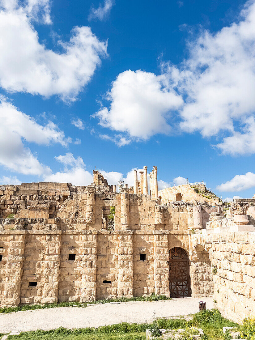 Zerbröckelte Ruinen in der antiken Stadt Jerash, die vermutlich 331 v. Chr. von Alexander dem Großen gegründet wurde, Jerash, Jordanien, Naher Osten