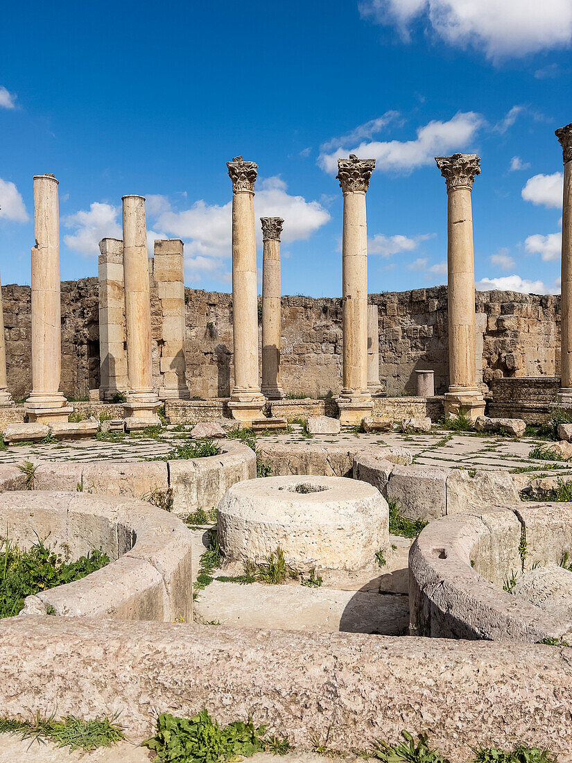 Säulen in der antiken Stadt Jerash, die vermutlich 331 v. Chr. von Alexander dem Großen gegründet wurde, Jerash, Jordanien, Naher Osten