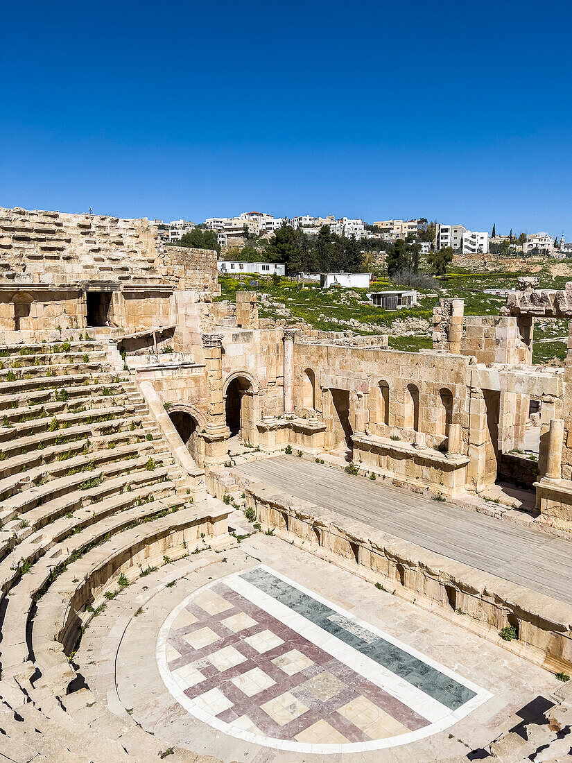 Das große Nordtheater in der antiken Stadt Jerash, die vermutlich 331 v. Chr. von Alexander dem Großen gegründet wurde, Jerash, Jordanien, Naher Osten