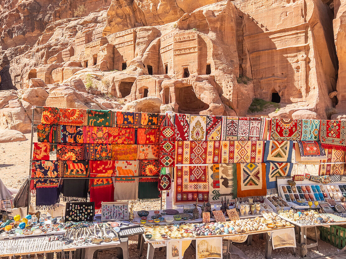 Schals und Teppiche zum Verkauf in der Straße der Fassaden, Archäologischer Park von Petra, UNESCO-Weltkulturerbe, eines der sieben neuen Weltwunder, Petra, Jordanien, Naher Osten