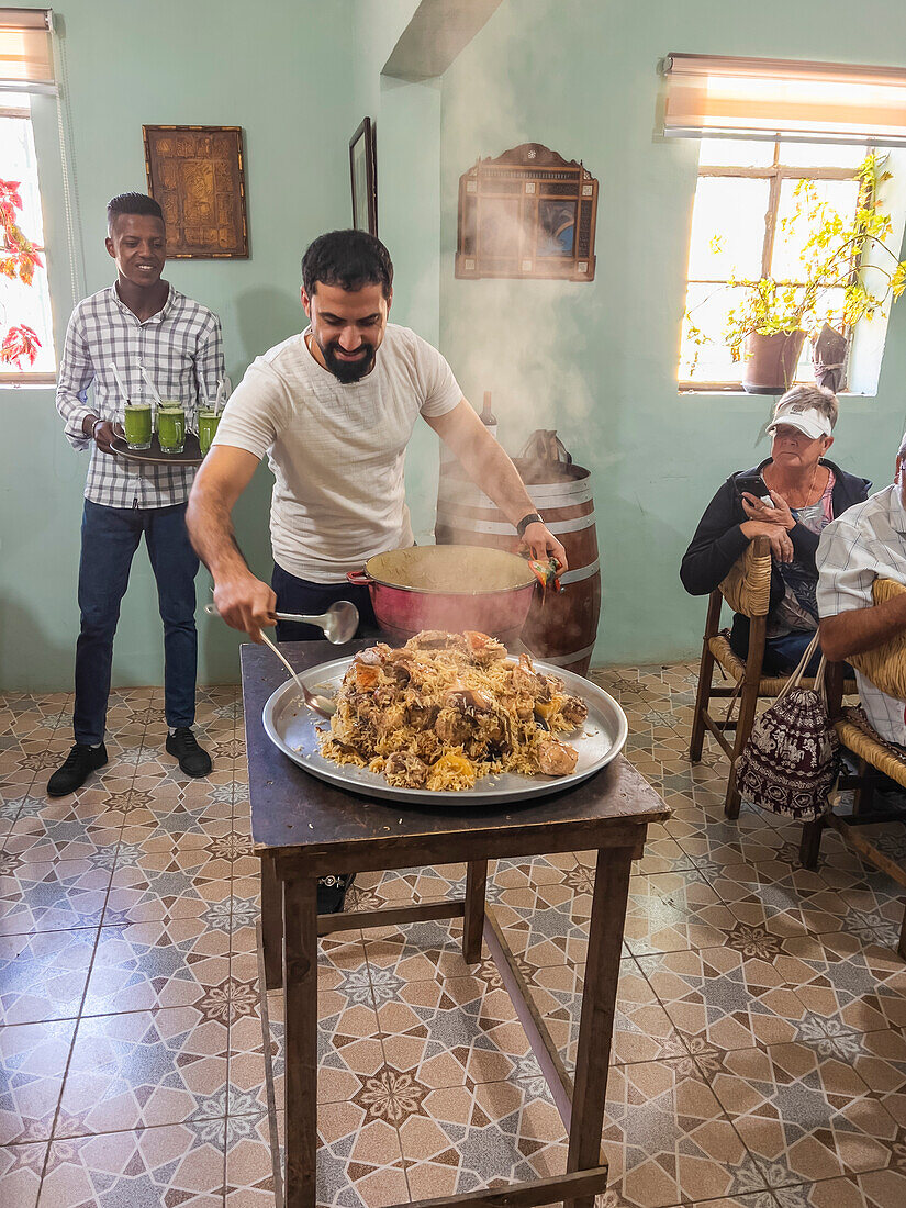 Ein lokales Mittagessen wird vor den Augen der Gäste zubereitet, Madaba, Jordanien, Naher Osten