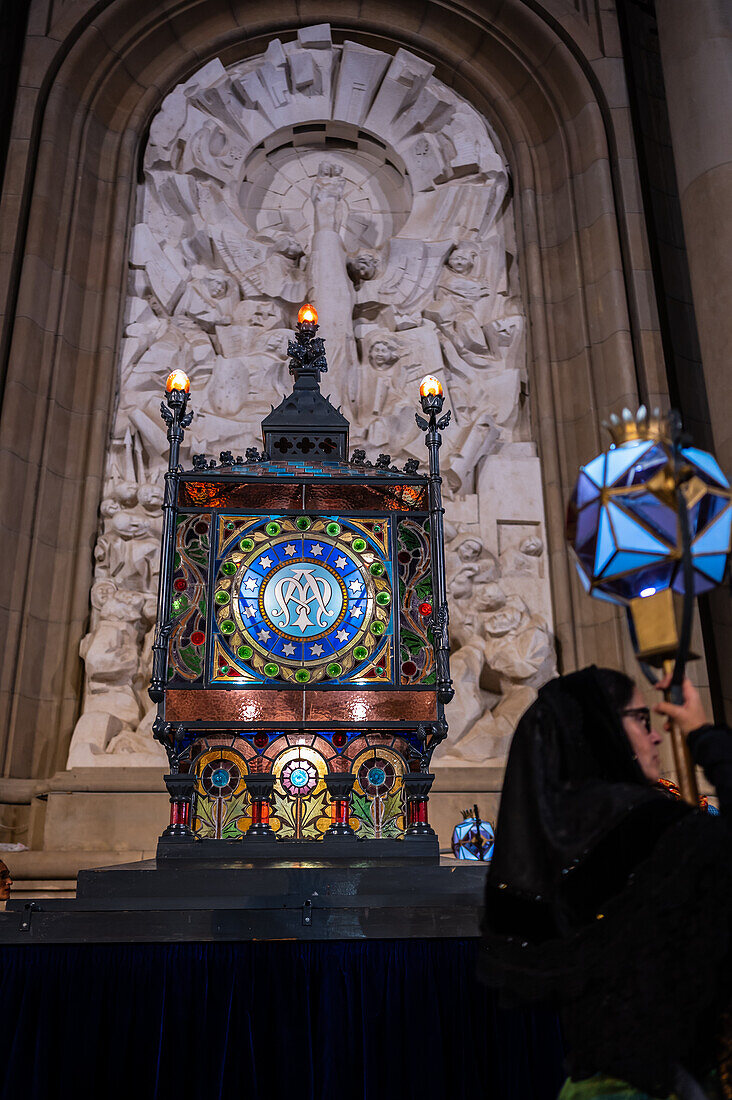 Die Parade des gläsernen Rosenkranzes, oder Rosario de Cristal, während der Fiestas del Pilar in Zaragoza, Spanien