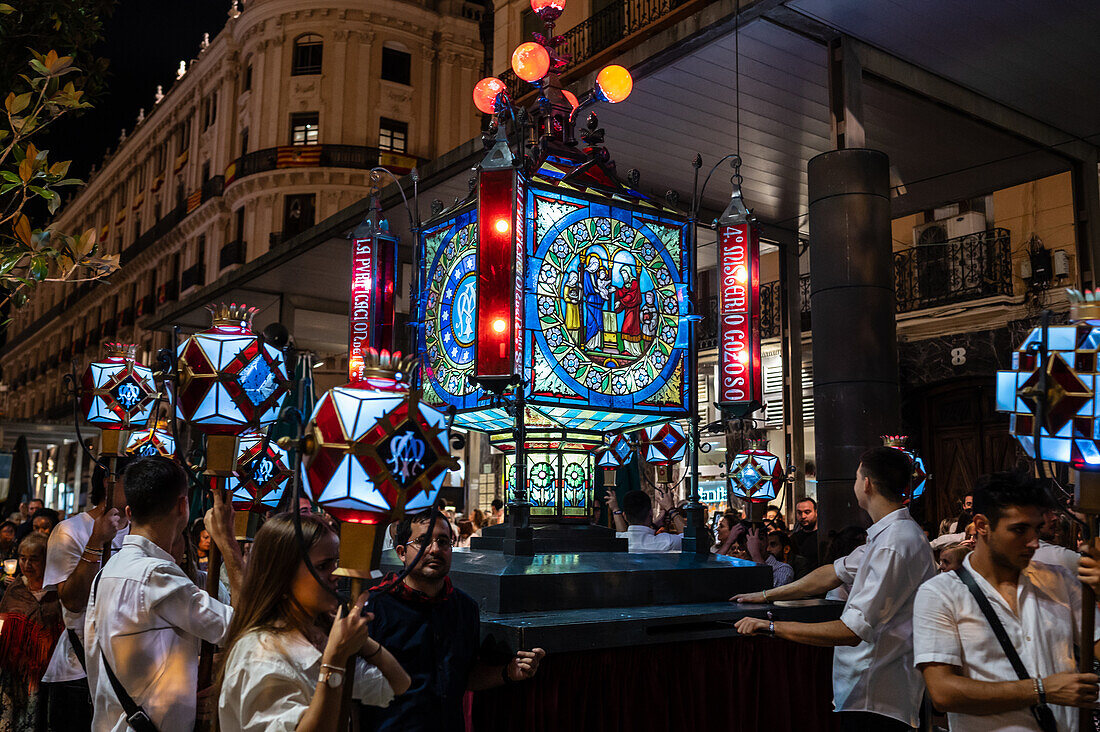 Der gläserne Rosenkranz, oder Rosario de Cristal, während der Fiestas del Pilar in Zaragoza, Spanien