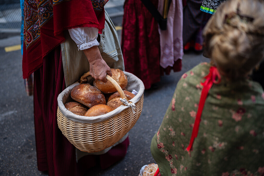 Die Darbringung von Früchten am Morgen des 13. Oktober während der Fiestas del Pilar, Zaragoza, Aragonien, Spanien