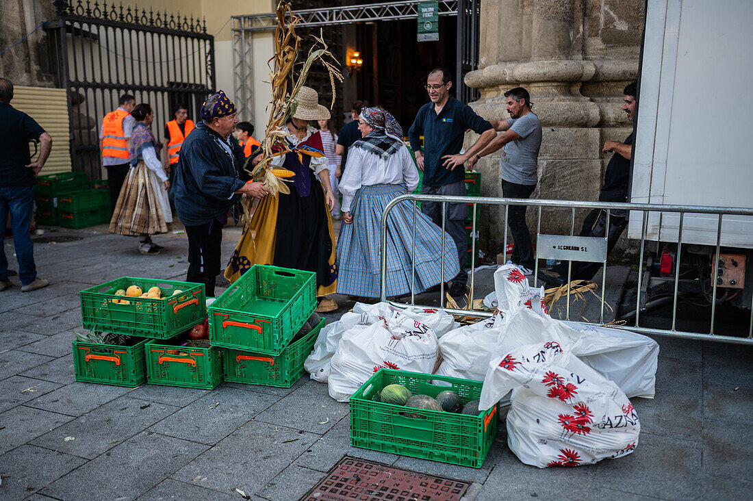 Lebensmittelspenden bei der Obstspende am Morgen des 13. Oktober während der Fiestas del Pilar, Zaragoza, Aragonien, Spanien