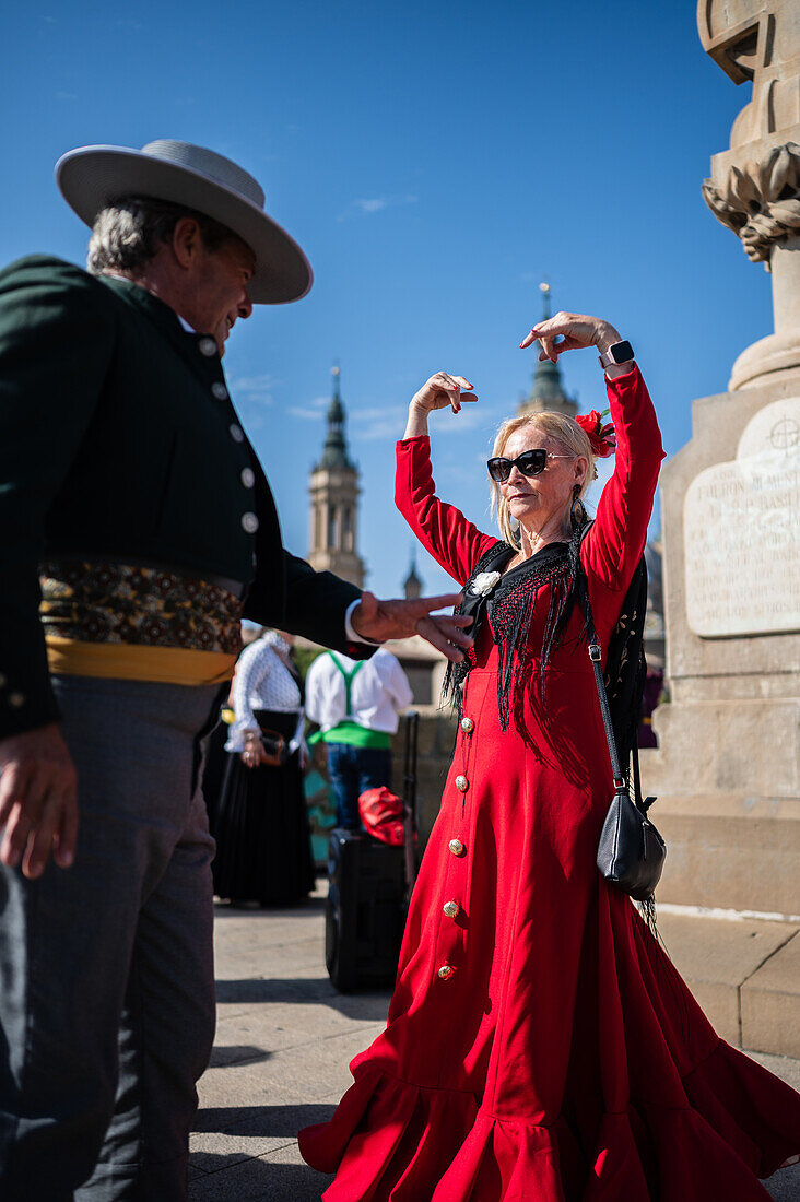Eine Gruppe aus Andalusien tanzt Sevillanas während der Darbringung von Früchten am Morgen des 13. Oktober während der Fiestas del Pilar, Zaragoza, Aragon, Spanien