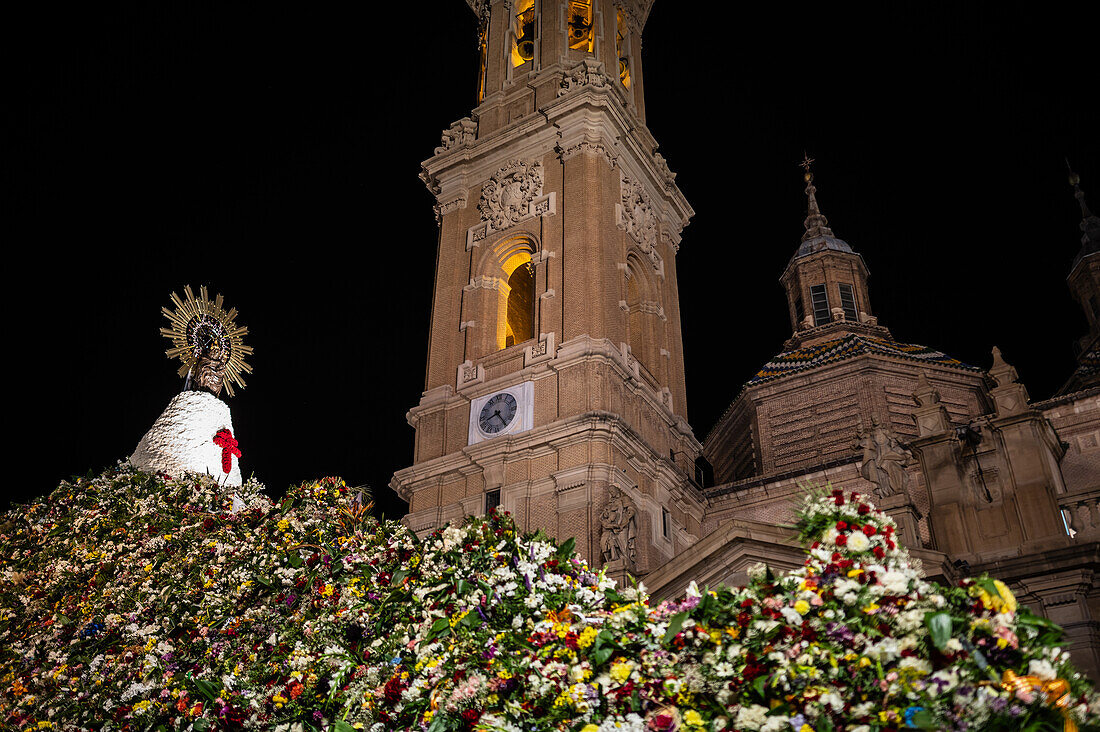 Die Parade des gläsernen Rosenkranzes, oder Rosario de Cristal, während der Fiestas del Pilar in Zaragoza, Spanien