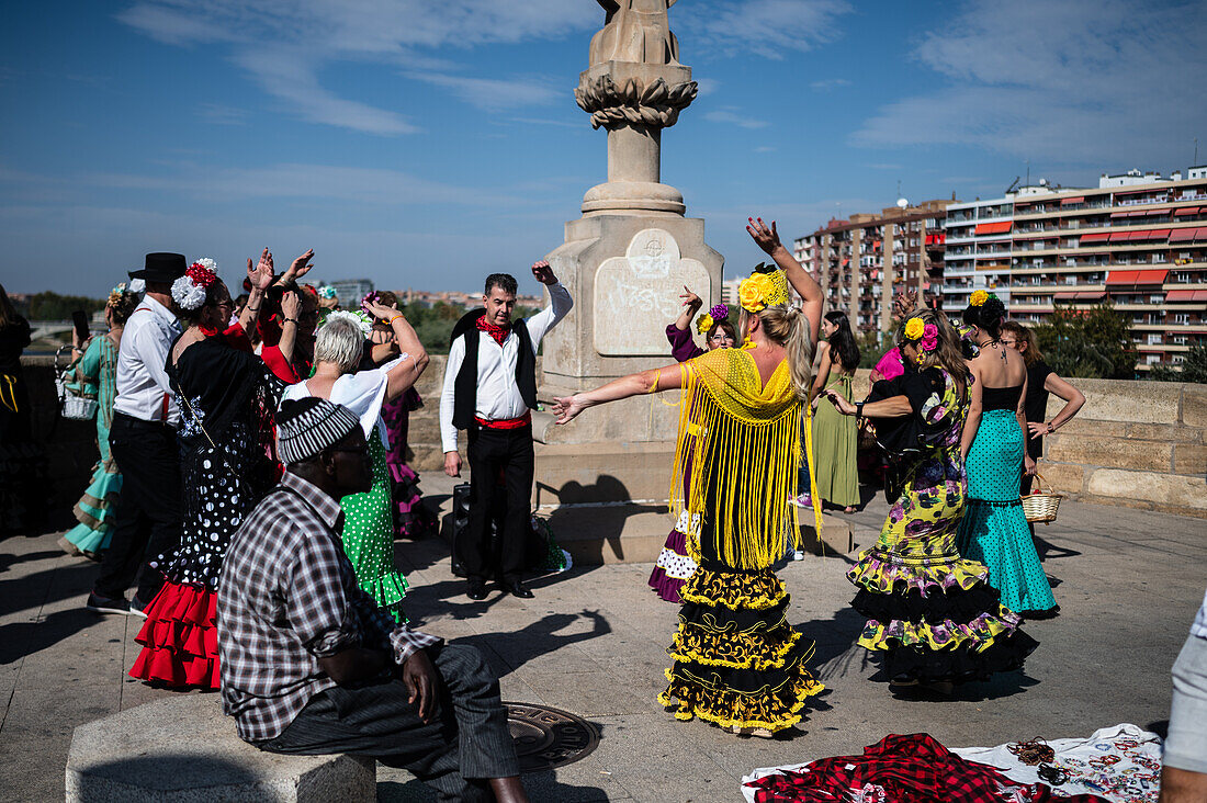 Gruppe aus Andalusien tanzt Sevillanas während der Darbringung von Früchten am Morgen des 13. Oktober während der Fiestas del Pilar, Zaragoza, Aragon, Spanien