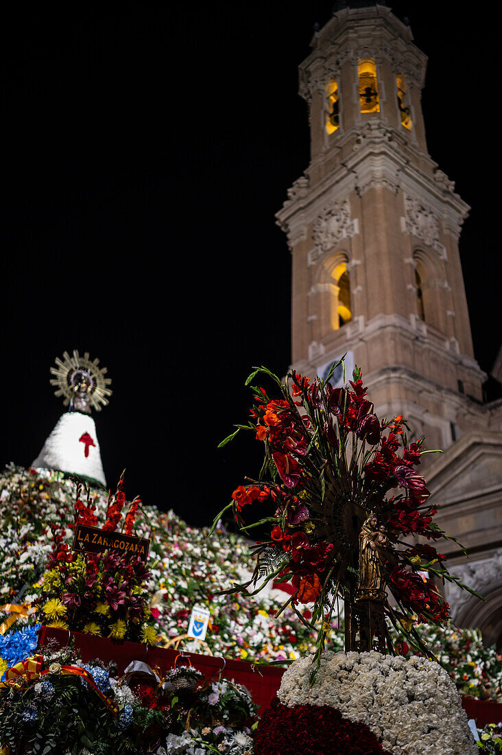 Die Parade des gläsernen Rosenkranzes, oder Rosario de Cristal, während der Fiestas del Pilar in Zaragoza, Spanien
