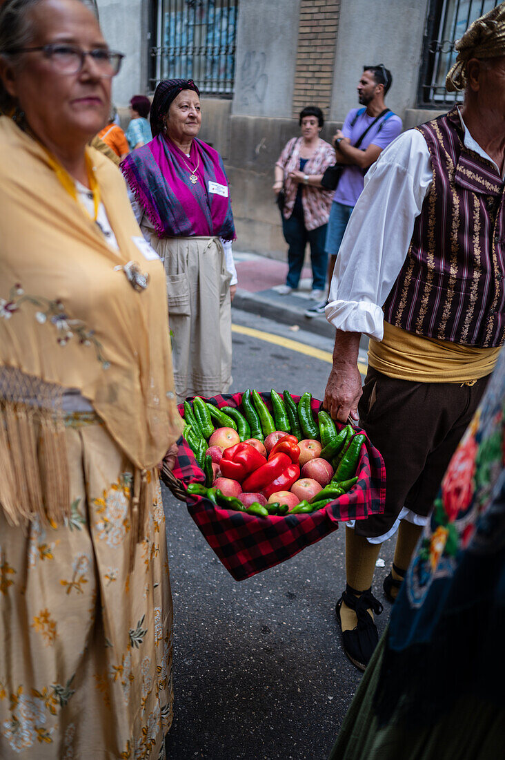 Das Obstopfer am Morgen des 13. Oktober während der Fiestas del Pilar, Zaragoza, Aragonien, Spanien