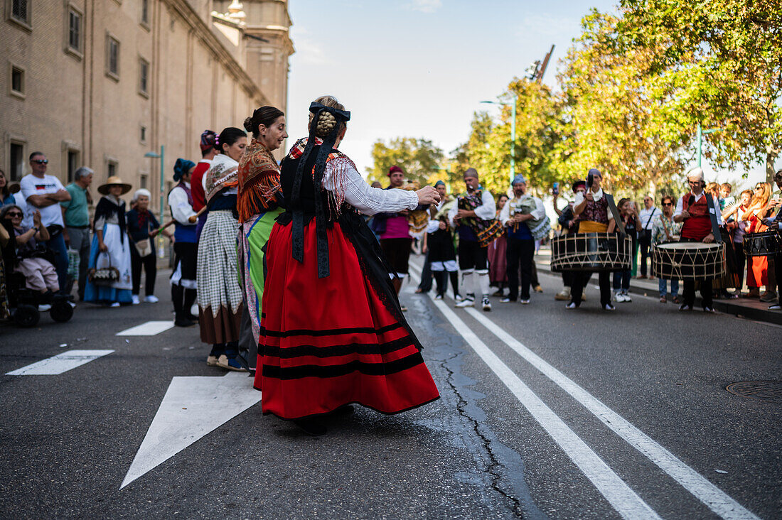 Die Opferung von Früchten am Morgen des 13. Oktober während der Fiestas del Pilar, Zaragoza, Aragon, Spanien