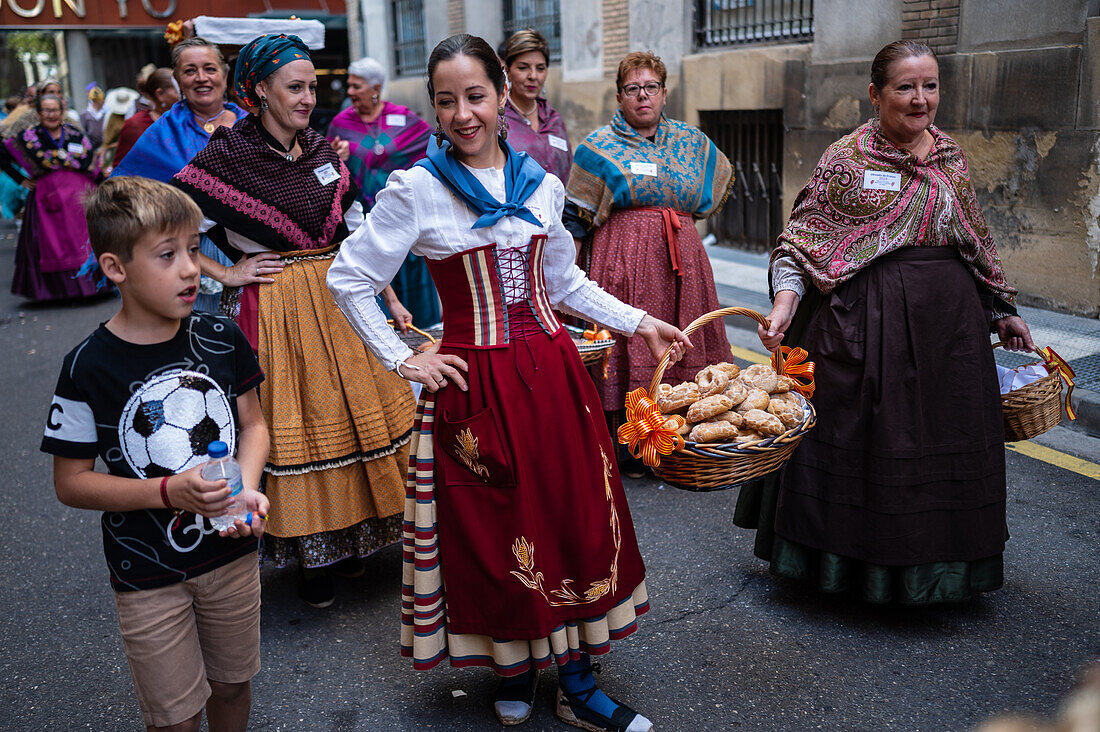 Die Darbringung von Früchten am Morgen des 13. Oktober während der Fiestas del Pilar in Zaragoza, Aragonien, Spanien