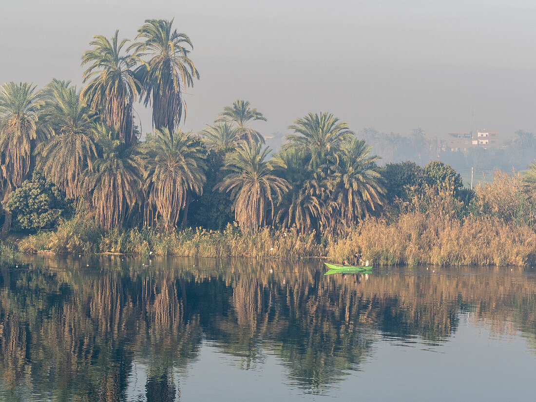 Fischer in einem kleinen Boot auf dem oberen Nil, inmitten eines der grünsten Gebiete entlang des Flusses, Ägypten, Nordafrika, Afrika