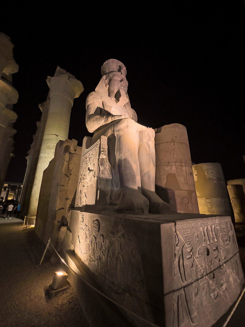 Der Luxor-Tempel bei Nacht, ein großer altägyptischer Tempelkomplex, der etwa 1400 v. Chr. erbaut wurde, UNESCO-Weltkulturerbe, Luxor, Theben, Ägypten, Nordafrika, Afrika