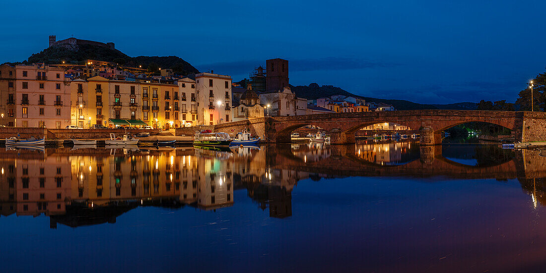 Blick über den Fluss Temo auf Bosa und die Burg Malaspina, Bezirk Oristano, Sardinien, Italien, Mittelmeer, Europa